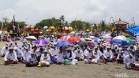 Beginilah salah satu momen sakral dari beberapa Adat Banjar yang ada di sekitar Pantai Petitenget Kerobokan, Bali. Upacara Melasti merupakan momen menyucikan bathara (dewa) ke segara (laut). Perlengkapan upacara seperti banten, canang merupakan syarat wajib untuk menyucikan arca atau patung yang ada di pura desa. 