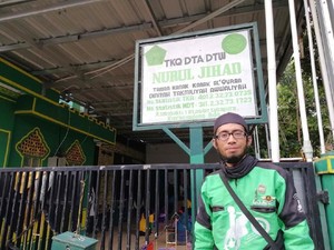 Driver Ojol Ini Punya Kisah Hidup Seperti Abah di Keluarga Cemara