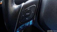 Tombol-tombol yang tersemat di setir kemudi pun cukup membantu agar pengendara bisa tetap fokus menatap ke depan. Di tombol kemudi itu pengemudi bisa melihat berbagai informasi mobil lewat odometer, termasuk mengganti mode berkendaranya.