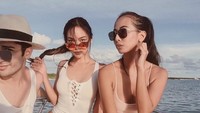 Tak sendirian, Karraminah kerap berpergian dengan teman-temannya sesama golongan kaum jet set. (Instagram/@karraminah)