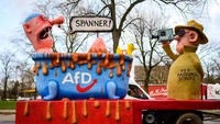 Parade Senin Mawar merupakan salah satu karnaval yang rutin diselenggarakan di kota Dusseldorf, Jerman. Arak-arakan dengan berbagai hiasan mengelilingi kota dan diikuti oleh ratusan orang. Karnaval itu menjadi terkenal karena sering menampilkan satir dan kritik atas isu sosial maupun politik yang terjadi di dunia. Lukas Schulze/Getty Images.