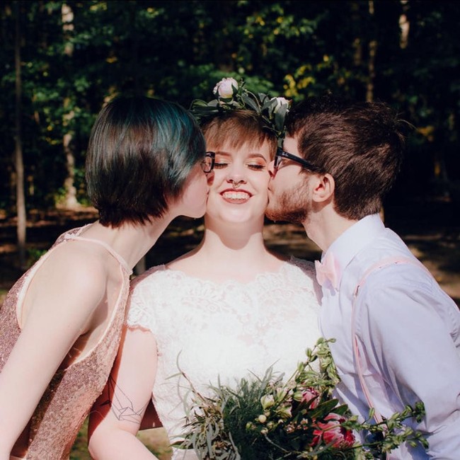 Kini, menurut Karalyn, dia, Justin dan Lana hidup seperti pasangan yang berpoligami. Dan Karalyn, Justin serta Lana kerap melakukan kencan secara terpisah. Foto: Instagram/@karalyncat