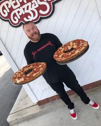 Wouw! Bagel Pizza Jumbo Ini Beratnya Mencapai 2,7 Kg