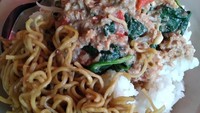 Biar lebih mantap, nasi sambal tumpang bisa ditambah mie goreng. Dijamin kenyang. Foto : Instagram @mlipirjajansolo