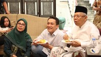 Makan nasi kuning bersama Maruf Amin sambil lesehan. Duh santai banget serasa di rumah sendiri. Foto: instagram @diaz.hendropriyono