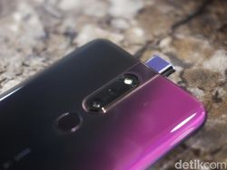 Menggenggam Oppo F11 Pro yang Kece