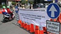Spanduk pemberitahuan juga dipasang untuk memudahkan pengendara yang hendak melintas.