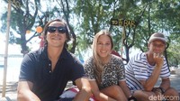 Valentin (kiri) dan Daniela (tengah), bule asal Chile mengaku sangat menikmati liburannya di Gili Trawangan karena alamnya yang indah (Afif Farhan/detikTravel)