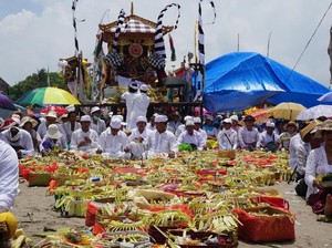 Khidmatnya Upacara Melasti di Pantai Petitenget Kerobokan Bali