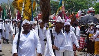 Dalam upacara ini umat Hindu terlihat mengenakan busana adat dengan atasan putih dan memakai kamen (kain). 
