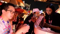 Direktur Finarya Danu Wicaksana (kiri) saat mendampingi Menteri BUMN Rini Soemarno (tengah) dalam penggunaan aplikasi fintech LinkAja untuk bertransaksi pada Food Truck di acara Java Jazz 2019, Jakarta, Minggu (3/3). Foto: dok. LinkAja