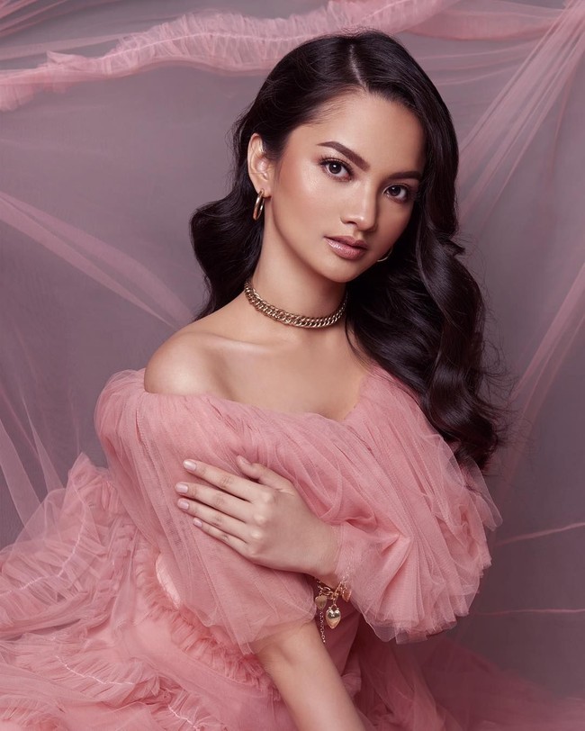 Desainer produk digital ini pun ingin menginspirasi orang lain melalui cerita dirinya, untuk tetap berjuang meski ada stereotip, dan selalu melihat sisi baik dari sebuah kegagalan. Foto: dok. Instagram @sabrinaanggraini