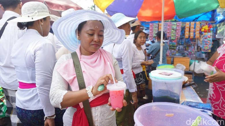 Upacara Melasti di Petitenget Bali Pedagang Minuman Laris 