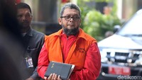 Begini momen saat tersangka korupsi massal DPRD Sumut, Ferry Suando Tanuray Kaban menutupi tangannya yang diborgol dengan buku.