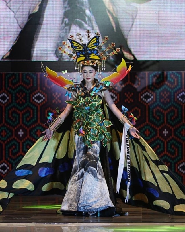Wakil Sulawesi Selatan, Ratu Fatimah, membawa keindahan kupu-kupu lewat kostum bersayapnya yang megah. Foto: Instagram/@officialputeriindonesia