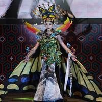 Wakil Sulawesi Selatan, Ratu Fatimah, membawa keindahan kupu-kupu lewat kostum bersayapnya yang megah. Foto: Instagram/@officialputeriindonesia