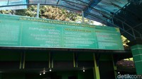 Juga ada baliho berukuran besar berisi doa sebelum memanfaatkan air sendang. Jadi sebelum masuk ke dalam pemandian, kamu berdoa dahulu. (Aji Kusuma/detikTravel)