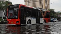 Warga pun diminta berhati-hari saat beraktivitas di luar dengan kondisi cuaca yang tidak bersahabat tersebut.