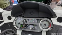 Transmisinya manual 6 percepatan dan sudah ada gigi mundur agar motor berbobot 560 kg ini mudah digeser-geser.