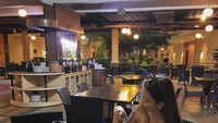 Sedang berada di Belitung, Verny tampak sedang menikmati minuman dan camilan enak. Foto: Instagram@djvernyhasan