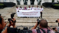 Mereka membentangkan spanduk bertuliskan Menyelamatkan suara rakyat di depan gedung MK.