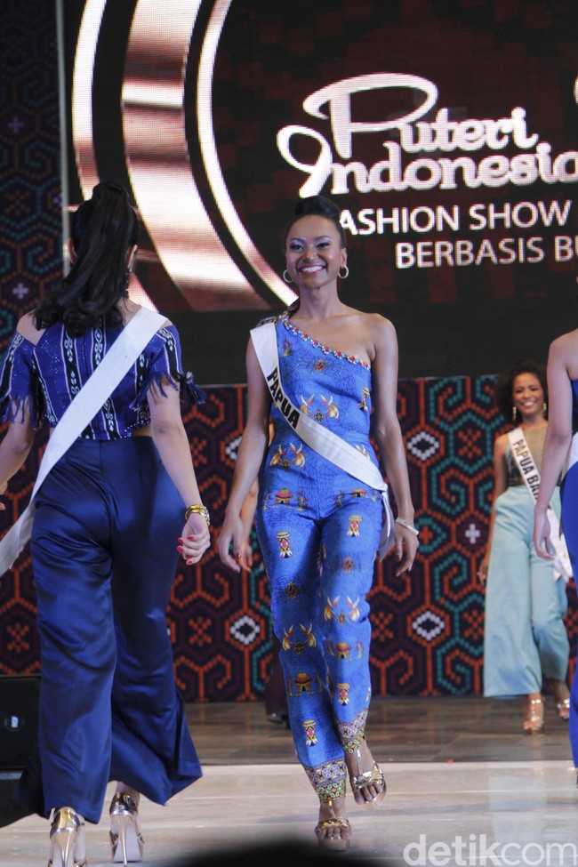 Jelang Malam Pemilihan Puteri Indonesia 2019, ke-39 finalis tampil di Fashion Show Indonesia Berbasis Budaya dan National Costume yang digelar di Gandaria City, Jakarta Selatan, Senin (4/3/2019). Finalis asal Papua, Elsa Kaize yang berprofesi sebagai pramugari berjalan penuh percaya diri dengan jumpsuit one shoulder yang membingkai tubuh langsingnya. Foto: Mohammad Abduh/Wolipop