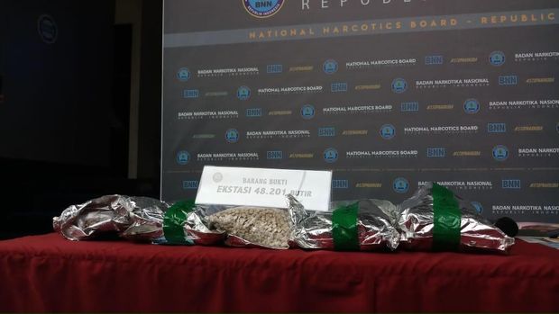 Barang bukti 48.201 pil ekstasi.