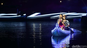 Maudy Ayunda di atas perahu membawakan lagu berjudul Perahu Kertas.Foto: Grandyos Zafna/detikINET