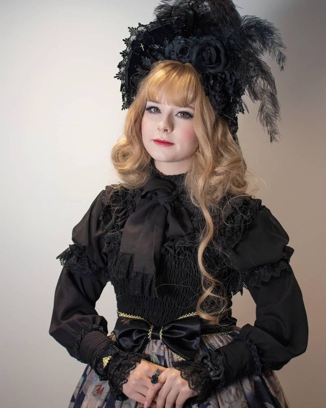  Selain dress ala Lolita, Nea Viitamaa juga menata rambutnya ala wanita di era Victorian. Tentunya, ia perlu waktu lebih lama untuk menata rambut seperti itu. Foto: Instagram/genesisoftheend