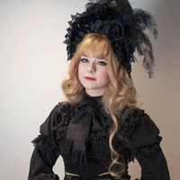  Selain dress ala Lolita, Nea Viitamaa juga menata rambutnya ala wanita di era Victorian. Tentunya, ia perlu waktu lebih lama untuk menata rambut seperti itu. Foto: Instagram/genesisoftheend