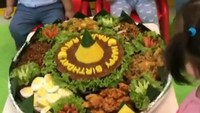 Nah, ini ekspresi imut menggemaskan dari Raja dan Ratu saat mencicipi aneka lauk, dari tumpengan nasi kuning yang dilengkapi berbagai makanan. Foto: Instagram @syh55