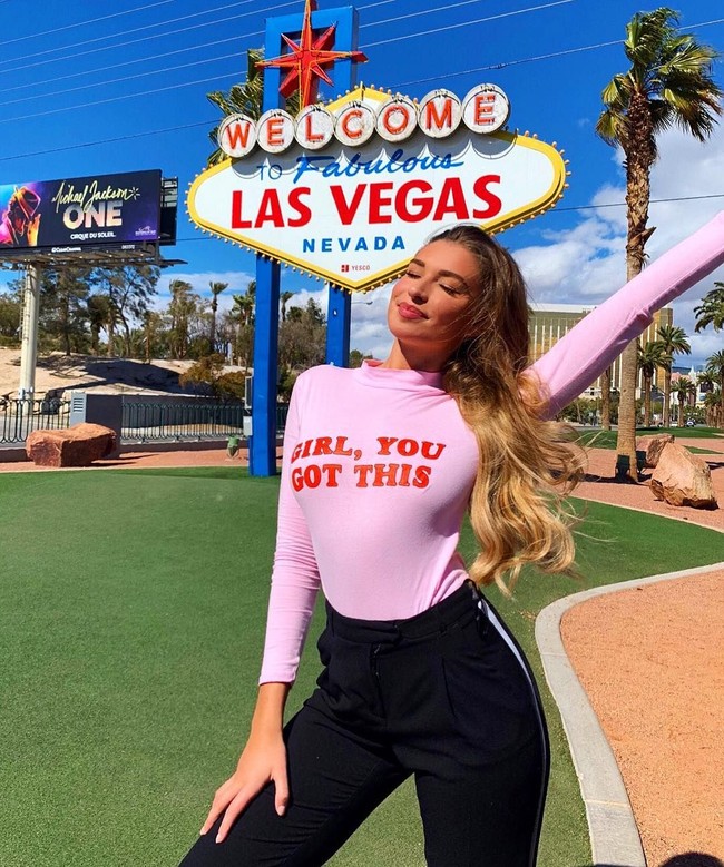 Pada November 2018 lalu, Zara mengaku mengundurkan diri menjadi PNS. Keputusannya untuk mengundurkan diri bukan karena kini dia sudah populer di TV maupun Instagram, namun karena soal perbedaan pandangan politik.  Foto: Instagram (@zara_mcdermott)