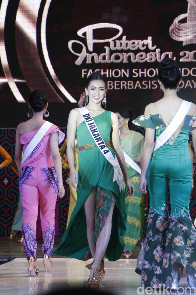 DKI Jakarta 4, Nurmalasari Ghassani memastikan perhatian tertuju padanya dalam balutan gaun one shoulder dengan aksen high slit. Foto: Mohammad Abduh/Wolipop