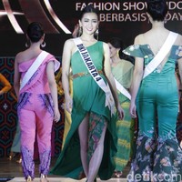 DKI Jakarta 4, Nurmalasari Ghassani memastikan perhatian tertuju padanya dalam balutan gaun one shoulder dengan aksen high slit. Foto: Mohammad Abduh/Wolipop