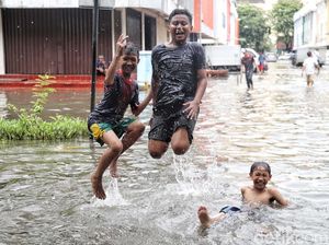 Serunya Anak-anak Bermain di Genangan Banjir ITC Mangga Dua