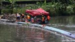 Pasukan Oranye Bersihkan Sampah dan Eceng Gondok di BKT Marunda