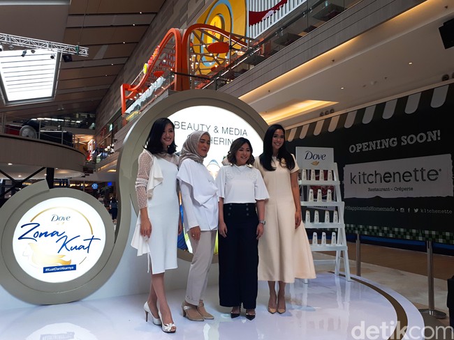 Perusahaan saya punya gym di kawasan SCBD jadi setiap hari saya dijemput (untuk olahraga), tidak ada kata tidak. Olahraganya macam-macam, bisa thai boxing, yoga, pilates, intinya harus berkeringat. Karena kita kan butuh realease tension dari berbagai kepenatan dengan berkeringat itu butuh banget, kata Loemongga ketika ditemui Wolipop di Kota Kasablanka pada Selasa, (5/3/2019). Foto: Rahmi Anjani/Wolipop