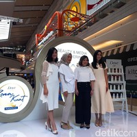 Perusahaan saya punya gym di kawasan SCBD jadi setiap hari saya dijemput (untuk olahraga), tidak ada kata tidak. Olahraganya macam-macam, bisa thai boxing, yoga, pilates, intinya harus berkeringat. Karena kita kan butuh realease tension dari berbagai kepenatan dengan berkeringat itu butuh banget, kata Loemongga ketika ditemui Wolipop di Kota Kasablanka pada Selasa, (5/3/2019). Foto: Rahmi Anjani/Wolipop