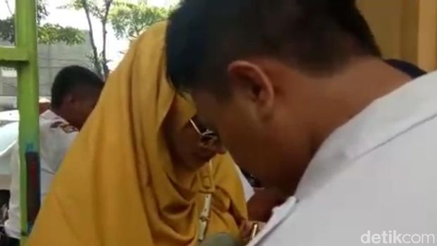 Barang bawaan Mulan diperiksa sekuriti/