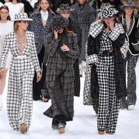 Suasana haru pun mewarnai akhir peragaan ketika para model melakukan finale. Beberapa model terlihat tak dapat membendung air matanya saat berjalan di hadapan para tamu yang berdiri sebagai penghormatan terakhir untuk Karl. Foto: Getty Images