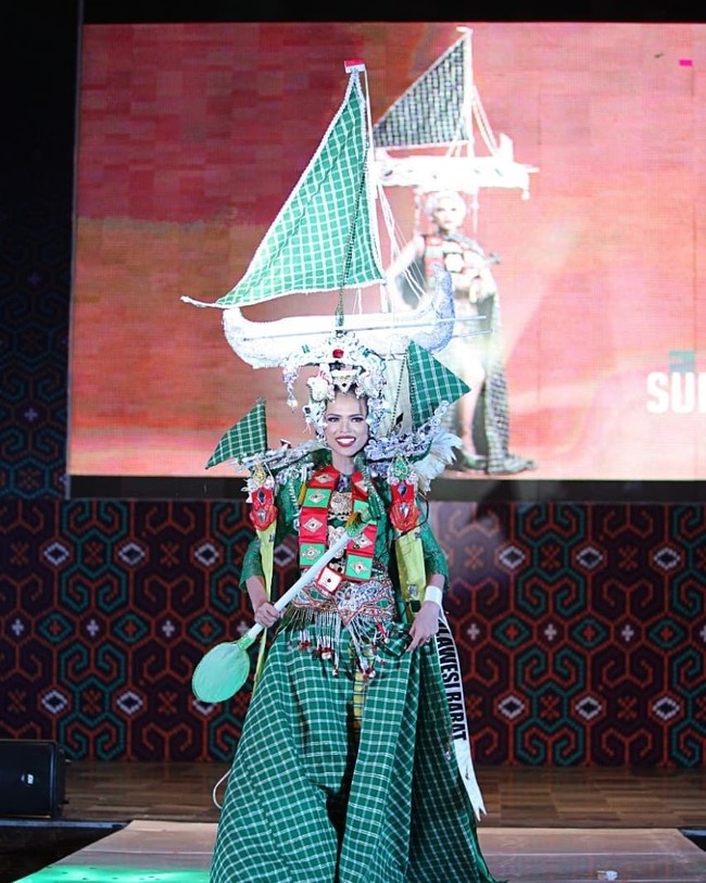 Jelang Malam Pemilihan Puteri Indonesia 2019, ke-39 finalis tampil di Fashion Show Indonesia Berbasis Budaya dan National Costume yang digelar di Gandaria City, Jakarta Selatan, Senin (4/3/2019).Di acara tersebut, menampilkan kostum superheboh yang terinspirasi dari budaya daerahnya masing-masing. Inilah penampilan Mutmainnah, finalis dari Sulawesi Barat, dengan kostum mirip baju bodo yang dilengkapi dekorasi berbentuk kapal layar.  Foto: Instagram/@officialputeriindonesia