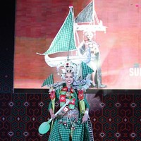 Jelang Malam Pemilihan Puteri Indonesia 2019, ke-39 finalis tampil di Fashion Show Indonesia Berbasis Budaya dan National Costume yang digelar di Gandaria City, Jakarta Selatan, Senin (4/3/2019).Di acara tersebut, menampilkan kostum superheboh yang terinspirasi dari budaya daerahnya masing-masing. Inilah penampilan Mutmainnah, finalis dari Sulawesi Barat, dengan kostum mirip baju bodo yang dilengkapi dekorasi berbentuk kapal layar.  Foto: Instagram/@officialputeriindonesia
