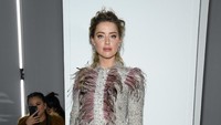 Amber Heard diterpa isu dirinya pernah melakukan KDRT kepada Johnny Depp. Foto: Pascal Le Segretain/Getty Images