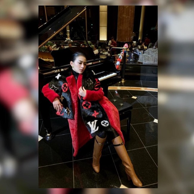 Brand Louis Vuitton kembali menemani gaya Syahrini saat liburan di Jepang yang kabarnya dilakukannya bersama Reino Barack yang saat itu masih berstatus sebagai kekasihnya. Berpose di kursi piano, Syahrini memakai syal bulu Louis Vuitton yang harganya Rp 85 jutaan. Foto: Dok. Instagram @princessyahrini