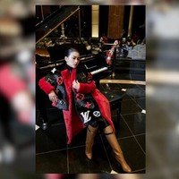 Brand Louis Vuitton kembali menemani gaya Syahrini saat liburan di Jepang yang kabarnya dilakukannya bersama Reino Barack yang saat itu masih berstatus sebagai kekasihnya. Berpose di kursi piano, Syahrini memakai syal bulu Louis Vuitton yang harganya Rp 85 jutaan. Foto: Dok. Instagram @princessyahrini