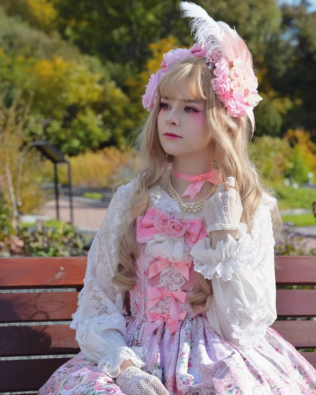 Total koleksi bajunya ditaksir senilai 10.000 Euro atau sekitar Rp 160 juta. Koleksi itu belum termasuk aksesori rambut dan tas ia yang miliki. Foto: Instagram/genesisoftheend