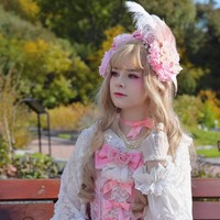 Total koleksi bajunya ditaksir senilai 10.000 Euro atau sekitar Rp 160 juta. Koleksi itu belum termasuk aksesori rambut dan tas ia yang miliki. Foto: Instagram/genesisoftheend