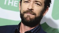 Dalam serial itu, mendiang Luke Perry menjadi sosok pria paling tampan sekaligus pria idaman para wanita di Beverly Hills. Foto: Instagram lukeperry.fanpage