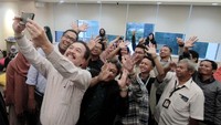 Direktur Utama Perum Jamkrindo Randi Anto bersama jajaran direksi dan media Selfi bersama usai paparan kinerja perseroan di Jakarta. Foto: dok. Jamkrindo