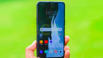 Berbeda dengan pendahulunya, Realme 3 mengusung notch seperti tetesan air. Bentangan layarnya sendiri 6,2 inch dengan resolusi 720 x 1520 pixel. Foto: Mobile Indian